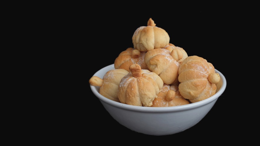 pumpkin shaped bread rolls
